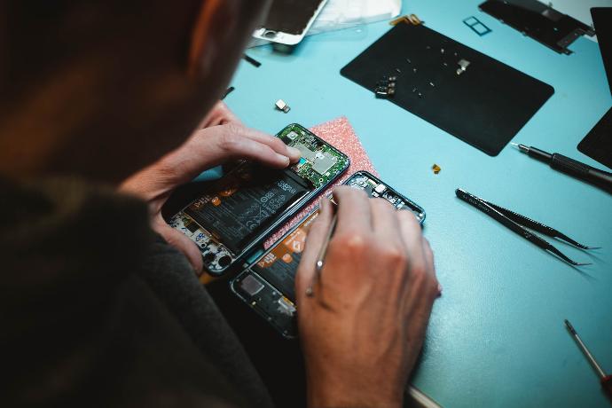 Reconditionnement d'un smartphone dans l'atelier COMPUNEO